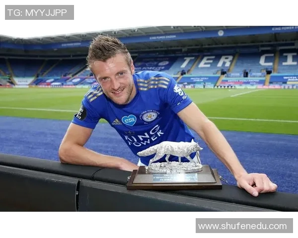 马尼奥的传奇旅程：从草根球员到世界足球巨星的蜕变与荣耀